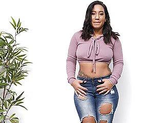 Mädel mit prallem Hintern spritzt von hinten ab