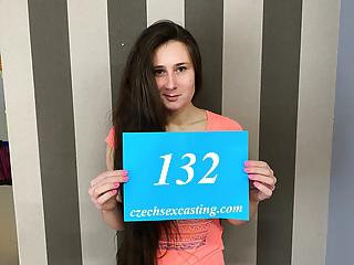 Süsse Brünette beim Casting auf der Casting Couch