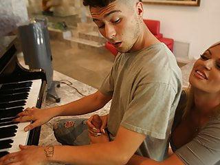 Stiefmutter hilft ihrem Stiefsohn beim wichsen und reitet seinen Schwanz mit ihren Mund