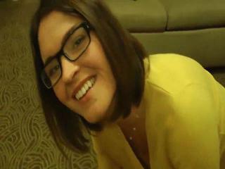 Besamt worden dem Mitbewohner - Eine schmutzige nerdige Milf lässt die Sau raus