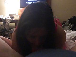 Sexy Latina gibt einen geilen Blowjob