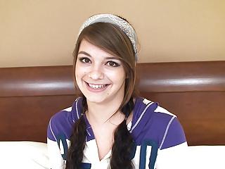 Süße Teenagerin mit großen Titten reitet Schwanz und kriegt eine Gesichtsbesamung