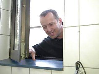 Sie sieht wie eine Frau gefickt wird