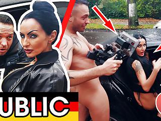 Die tätowierte Milf wird im Auto anal gefickt