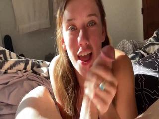 Ein scharfes Amateurmädel schafft es den ganzen Schwanz zu Deepthroaten - Deepthroat