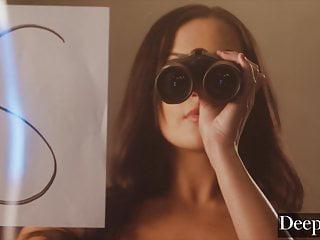 Die Kamera läuft tief in Mila milans Möse