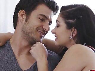 Pralle Milf Lea lexis in der hündchenstellung gefickt