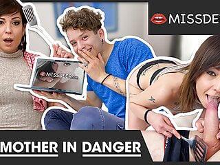 Die unschuldige italienische Stiefmutter fickt mit ihrem Stiefsohn und leckt ihre Fotze