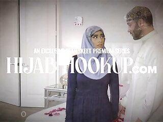 Perverse Schlampe Natalie wird in der Videothek erwischt