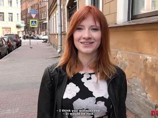 Rothaarige Nymphomanin wird beim Casting in den Arsch gefickt