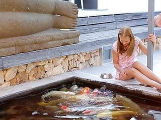 Sie spielt mit dem Schwanz und lässt sich anal verwöhnen