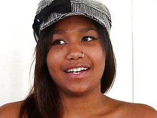 Sexy schwarzes Teen lutscht weissen Schwanz