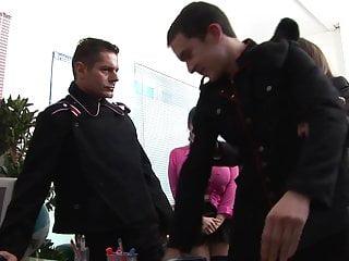 Scharfes Luder mit großen Möpsen fickt mit Boss und lutscht Schwanz