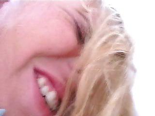 Blonde Ehefrau wird in alle Löcher gefickt