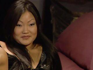 Verrückte Asiatin reitet den weissen Schwanz