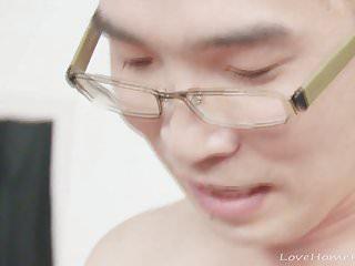 Blonde junge Frau hat spaß mit einem geilen Kerl