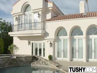 Heisse Studentin hat Analsex mit dem Freund ihres Vaters