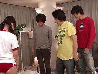 Japanische Schönheit kriegt Sperma in den Mund