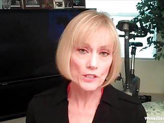 Hier kannst du meinen Schwanz lutschen