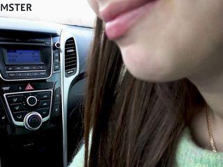 Der fremde sieht zu wie sie einen Schwanz bläst