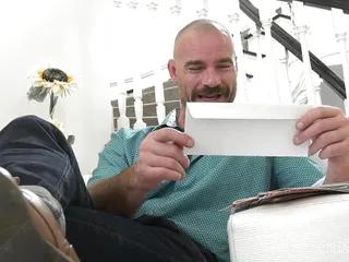 Vollbusiges Stieftochter Charlotte Stokely verführt ihren Stiefvater