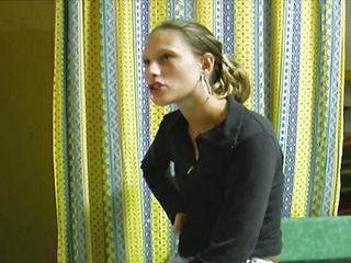 Sehr hübsche deutsche Teen verwöhnt Schwanz mit Mund und Muschi