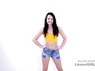 Süßes Teen Model mit kleinen Titten wird beim Casting gefickt