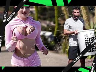 Mama Natasha Starr gibt Stiefsohn einen echten Porno