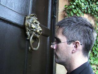 Kerl bekommt großen Titten und lutscht ihn aus