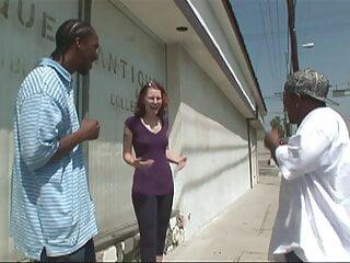 Geiles Rotkäppchen bekommt zwei harte schwarze Schwänze