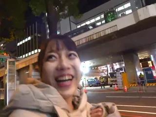 Der alte Bock kann die Finger nicht von der jungen Studentin lassen